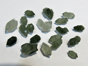 Bergkristall Doppelender 5-10mm 18x grün Aktinolith Mongolei, China