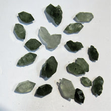 Laden Sie das Bild in den Galerie-Viewer, Bergkristall Doppelender 5-10mm 18x grün Aktinolith Mongolei, China