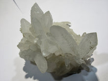 Laden Sie das Bild in den Galerie-Viewer, Bergkristall klar-milchig Quarz auf Chalcedon Valadares, Brasilien