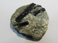Laden Sie das Bild in den Galerie-Viewer, Hornblende Amphibol Kristalle auf Glimmer Matrix Stubaital Tirol, Österreich