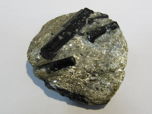 Hornblende Amphibol Kristalle auf Glimmer Matrix Stubaital Tirol, Österreich