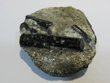 Laden Sie das Bild in den Galerie-Viewer, Hornblende Amphibol Kristalle auf Glimmer Matrix Stubaital Tirol, Österreich