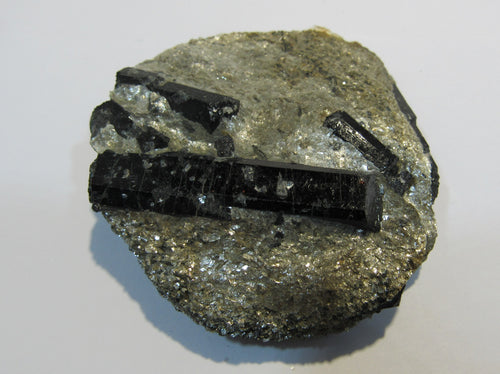 Hornblende Amphibol Kristalle auf Glimmer Matrix Stubaital Tirol, Österreich