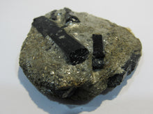 Laden Sie das Bild in den Galerie-Viewer, Hornblende Amphibol Kristalle auf Glimmer Matrix Stubaital Tirol, Österreich