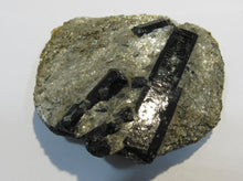 Laden Sie das Bild in den Galerie-Viewer, Hornblende Amphibol Kristalle auf Glimmer Matrix Stubaital Tirol, Österreich