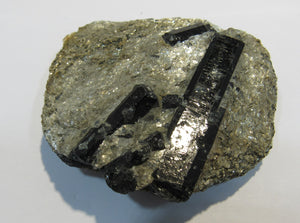 Hornblende Amphibol Kristalle auf Glimmer Matrix Stubaital Tirol, Österreich