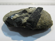 Laden Sie das Bild in den Galerie-Viewer, Hornblende Amphibol Kristalle auf Glimmer Matrix Stubaital Tirol, Österreich