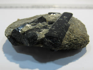 Hornblende Amphibol Kristalle auf Glimmer Matrix Stubaital Tirol, Österreich