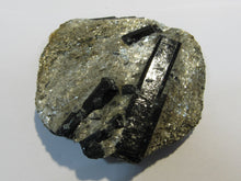 Laden Sie das Bild in den Galerie-Viewer, Hornblende Amphibol Kristalle auf Glimmer Matrix Stubaital Tirol, Österreich