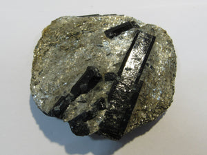 Hornblende Amphibol Kristalle auf Glimmer Matrix Stubaital Tirol, Österreich