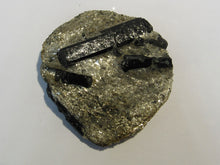 Laden Sie das Bild in den Galerie-Viewer, Hornblende Amphibol Kristalle auf Glimmer Matrix Stubaital Tirol, Österreich