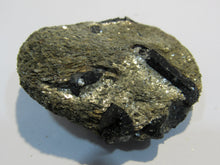 Laden Sie das Bild in den Galerie-Viewer, Hornblende Amphibol Kristalle auf Glimmer Matrix Stubaital Tirol, Österreich