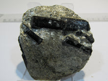 Laden Sie das Bild in den Galerie-Viewer, Hornblende Amphibol Kristalle auf Glimmer Matrix Stubaital Tirol, Österreich