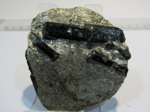 Hornblende Amphibol Kristalle auf Glimmer Matrix Stubaital Tirol, Österreich