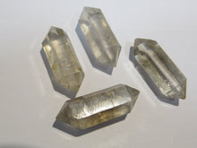 Laden Sie das Bild in den Galerie-Viewer, Bergkristall 4 klasse Quarz Doppelender Kristalle um3,5cm Tibet Himalaya, China