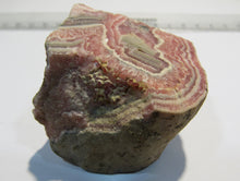 Laden Sie das Bild in den Galerie-Viewer, Rhodochrosit Knollenstück Anschnitte 4cm Cavnic Baia Mare, Rumänien