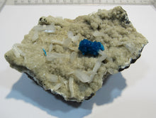Laden Sie das Bild in den Galerie-Viewer, Chavansit xx blau auf Desmin und Heulandit 9cm Jalgaon Prov. Maharashtra, Indien