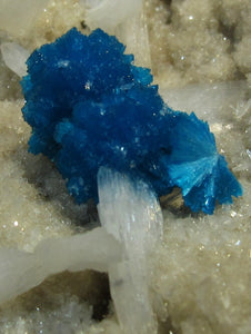Chavansit xx blau auf Desmin und Heulandit 9cm Jalgaon Prov. Maharashtra, Indien