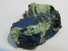 Laden Sie das Bild in den Galerie-Viewer, Azurit feine Kristallstufe 5,5cm Mergel Matrix Tsuneb Mine, Namibia