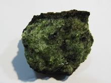 Laden Sie das Bild in den Galerie-Viewer, Olivin in Basalt 4,5cm Zell am See, Pinzgau Tirol, Österreich