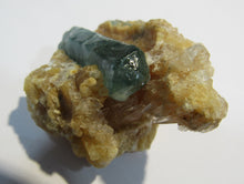 Laden Sie das Bild in den Galerie-Viewer, Aquamarin Kristall in Feldspat Calcit xx Mina Mimaso Espirito Santo, Brasilien