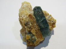 Laden Sie das Bild in den Galerie-Viewer, Aquamarin Kristall in Feldspat Calcit xx Mina Mimaso Espirito Santo, Brasilien