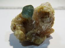 Laden Sie das Bild in den Galerie-Viewer, Aquamarin Kristall in Feldspat Calcit xx Mina Mimaso Espirito Santo, Brasilien