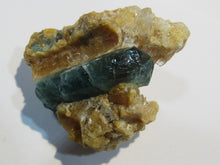 Laden Sie das Bild in den Galerie-Viewer, Aquamarin Kristall in Feldspat Calcit xx Mina Mimaso Espirito Santo, Brasilien