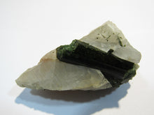 Laden Sie das Bild in den Galerie-Viewer, Turmalin herrlich grüne Kristalle in Quarz 6cm Minas Gerais, Brasilien