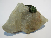 Laden Sie das Bild in den Galerie-Viewer, Turmalin herrlich grüne Kristalle in Quarz 6cm Minas Gerais, Brasilien