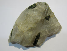 Laden Sie das Bild in den Galerie-Viewer, Turmalin herrlich grüne Kristalle in Quarz 6cm Minas Gerais, Brasilien