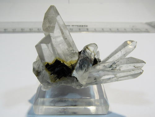 Bergkristall Kleinstufe mit Hämatit xx auf Sockel Hunan, China