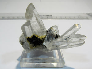 Bergkristall Kleinstufe mit Hämatit xx auf Sockel Hunan, China