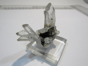 Bergkristall Kleinstufe mit Hämatit xx auf Sockel Hunan, China