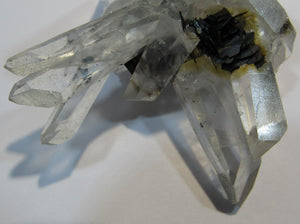 Bergkristall Kleinstufe mit Hämatit xx auf Sockel Hunan, China