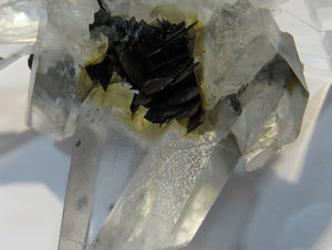 Bergkristall Kleinstufe mit Hämatit xx auf Sockel Hunan, China