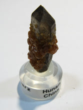 Laden Sie das Bild in den Galerie-Viewer, Rauchquarz mit Granat xx Spessartin Kristall auf Sockel Hunan, China
