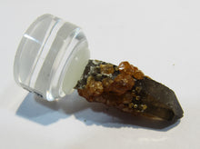 Laden Sie das Bild in den Galerie-Viewer, Rauchquarz mit Granat xx Spessartin Kristall auf Sockel Hunan, China