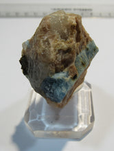 Laden Sie das Bild in den Galerie-Viewer, Aquamarin Kristall in Feldspat Quarz Matrix Mina Mimaso Espirito Santo, Brasilien