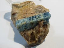 Laden Sie das Bild in den Galerie-Viewer, Aquamarin Kristall in Feldspat Quarz Matrix Mina Mimaso Espirito Santo, Brasilien