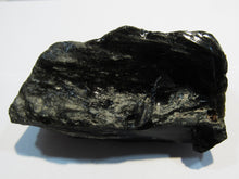 Laden Sie das Bild in den Galerie-Viewer, Obsidian erstarrte Lava Drachenstein Vulkanglas 9cm Hrafntinnusker, Island
