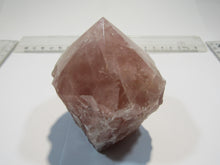 Laden Sie das Bild in den Galerie-Viewer, Rosenquarz rosa Brocken als Kristall geschliffen 8,5cm, Brasilien