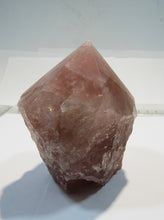 Laden Sie das Bild in den Galerie-Viewer, Rosenquarz rosa Brocken als Kristall geschliffen 8,5cm, Brasilien