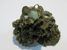 Laden Sie das Bild in den Galerie-Viewer, Pyrit Pentagon Dedokaeder Kristall Stufe 6cm Minas Huanzala, Peru