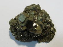 Laden Sie das Bild in den Galerie-Viewer, Pyrit Pentagon Dedokaeder Kristall Stufe 6cm Minas Huanzala, Peru