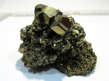 Laden Sie das Bild in den Galerie-Viewer, Pyrit Pentagon Dedokaeder Kristall Stufe 6cm Minas Huanzala, Peru