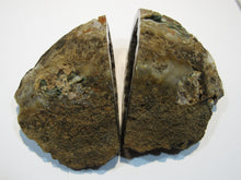 Laden Sie das Bild in den Galerie-Viewer, Achat Bergkristall edle große Chalcedon Mandel aufgeschnitten 350g, Brasilien