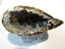 Laden Sie das Bild in den Galerie-Viewer, Achat Bergkristall edle große Chalcedon Mandel aufgeschnitten 350g, Brasilien