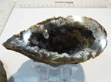 Laden Sie das Bild in den Galerie-Viewer, Achat Bergkristall edle große Chalcedon Mandel aufgeschnitten 350g, Brasilien