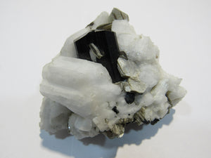 Turmalin schwarzer Schörl Kristalle auf Albit und Glimmer xx Star Nalar, Pakistan